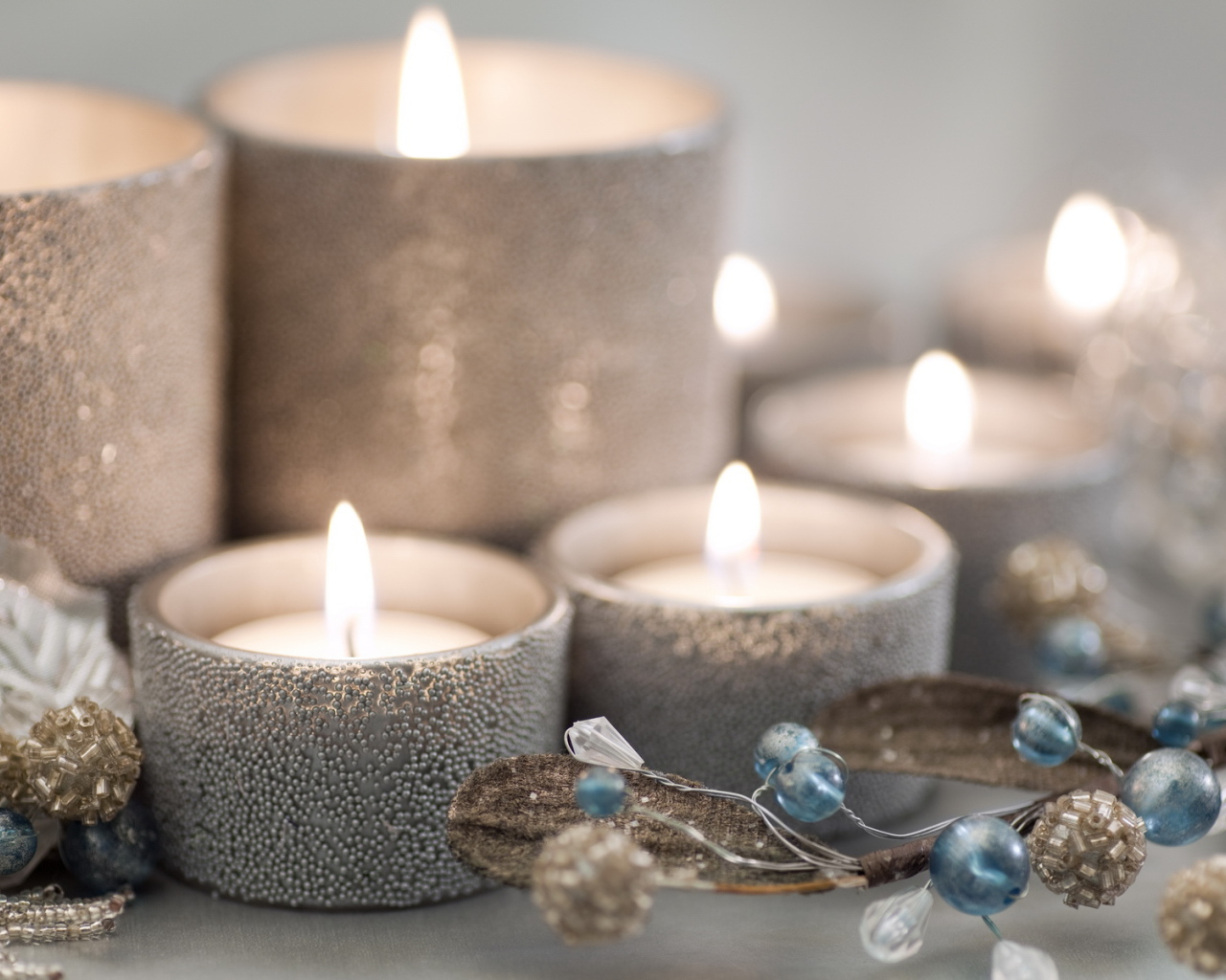 Горящие свечи