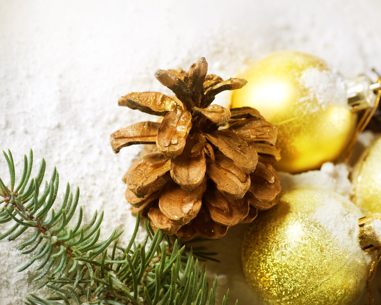 Новогодние игрушки и шишка