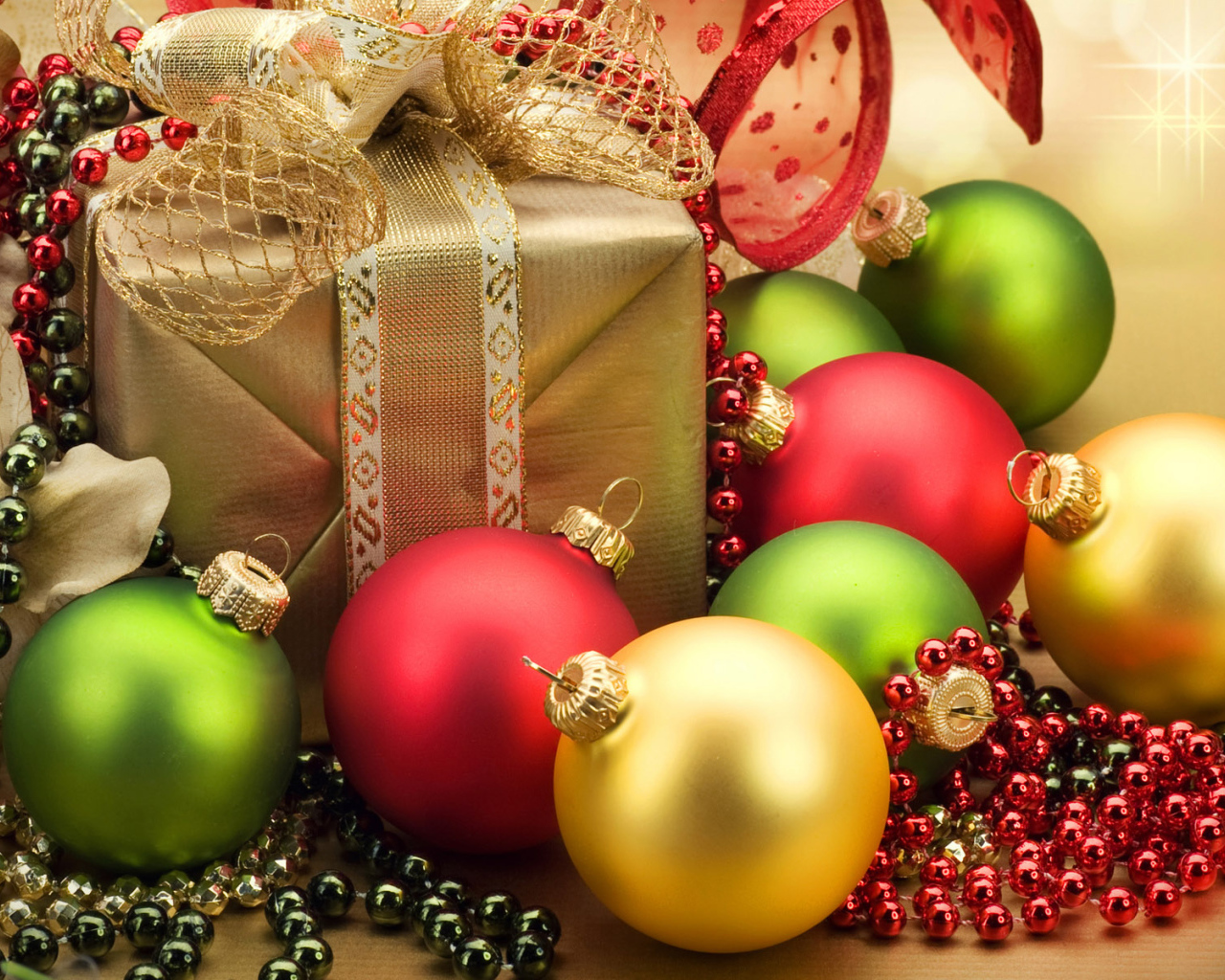 Елочные игрушки и подарки