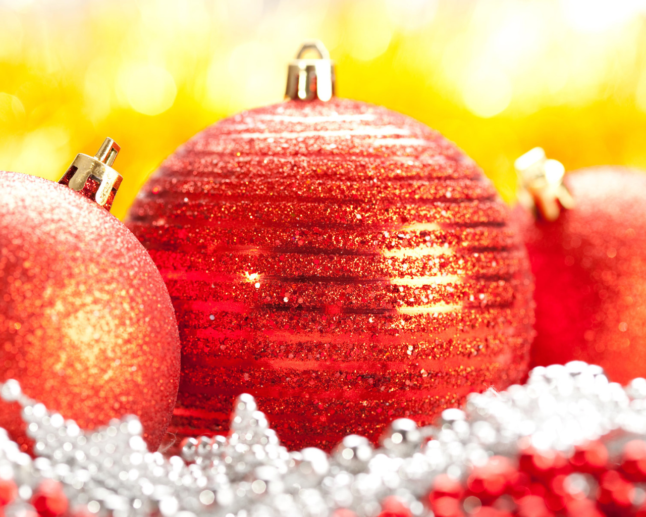 Декоративные шарики на елку