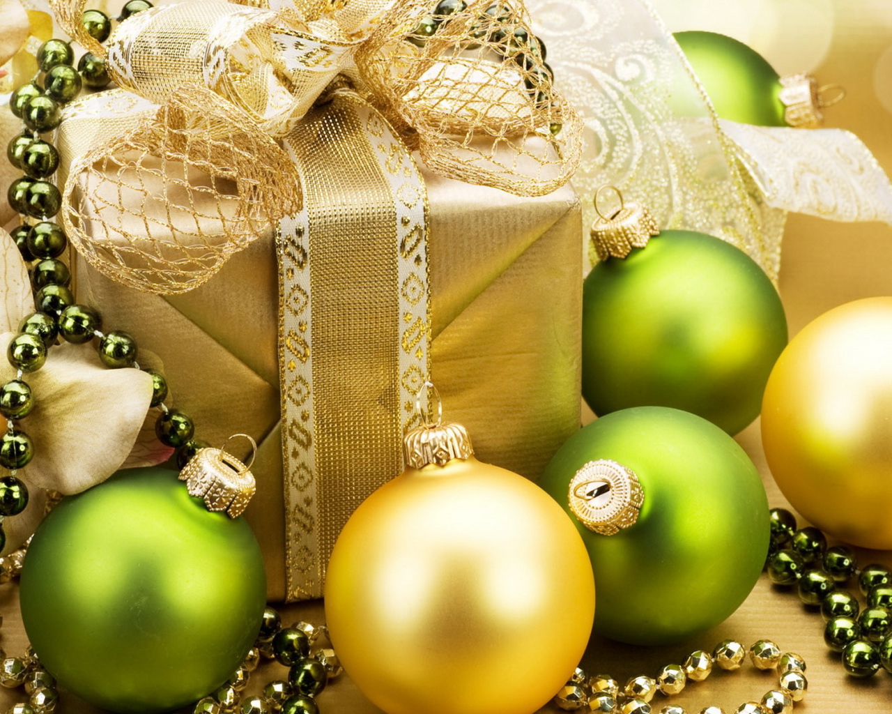 Подарок и шары