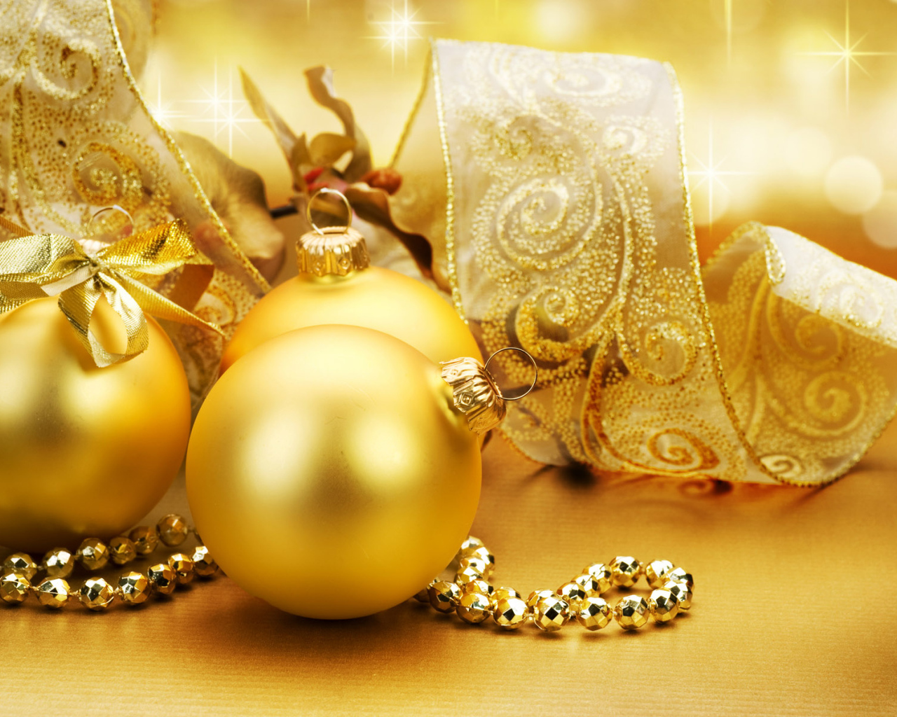 Золотые украшения на елку