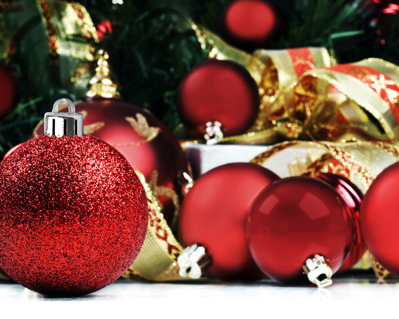 Красные шары на елку