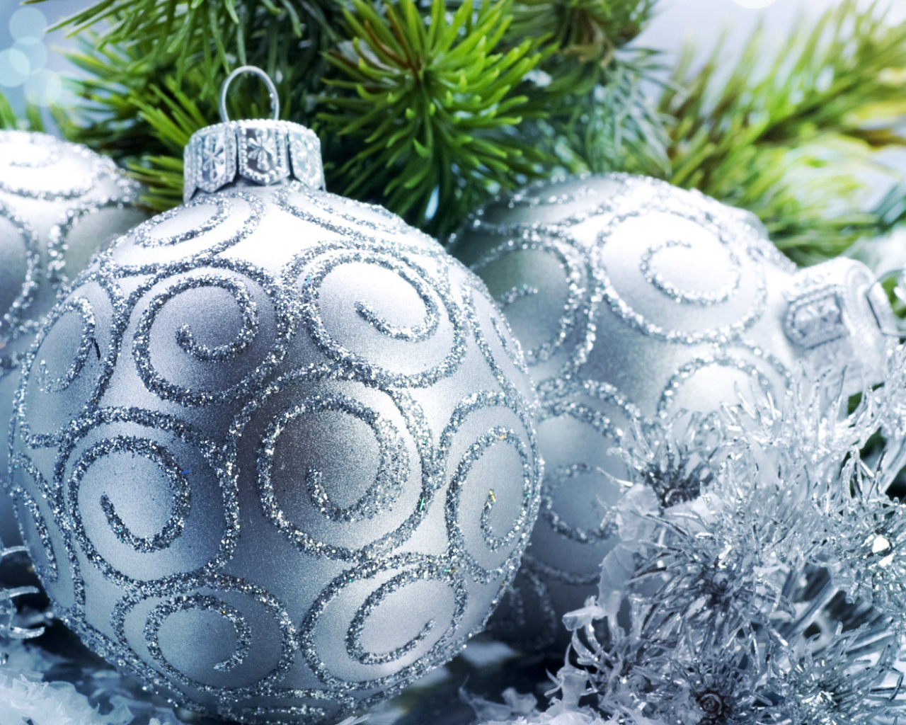 Серебристые шары