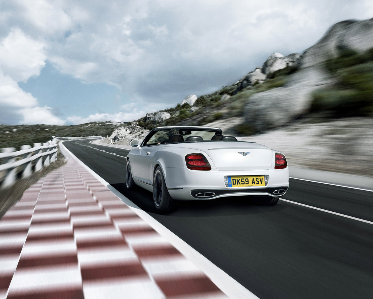 Bentley Continental Supersports Convertible по горной дороге