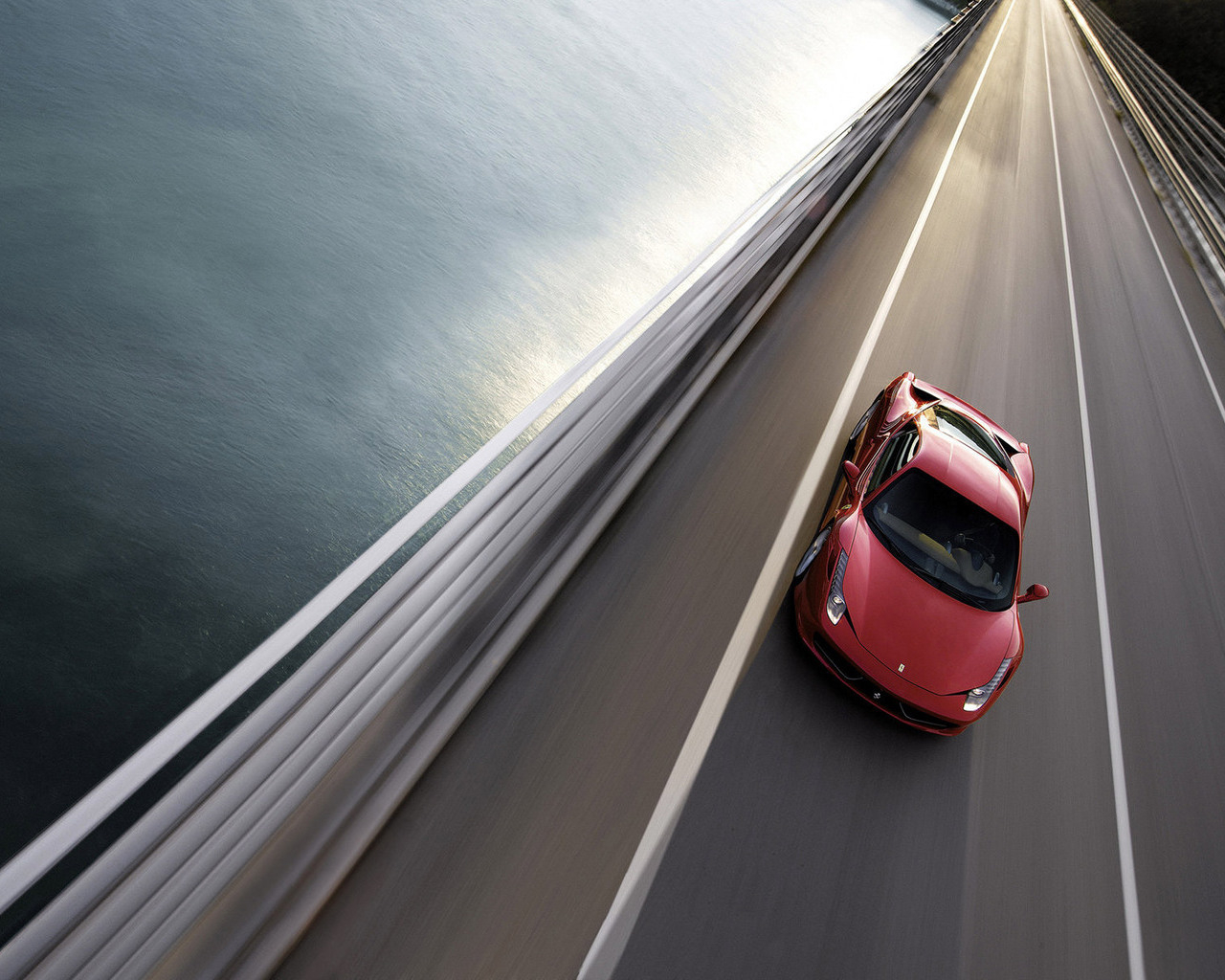 Феррари 458 Италия в движение по трассе