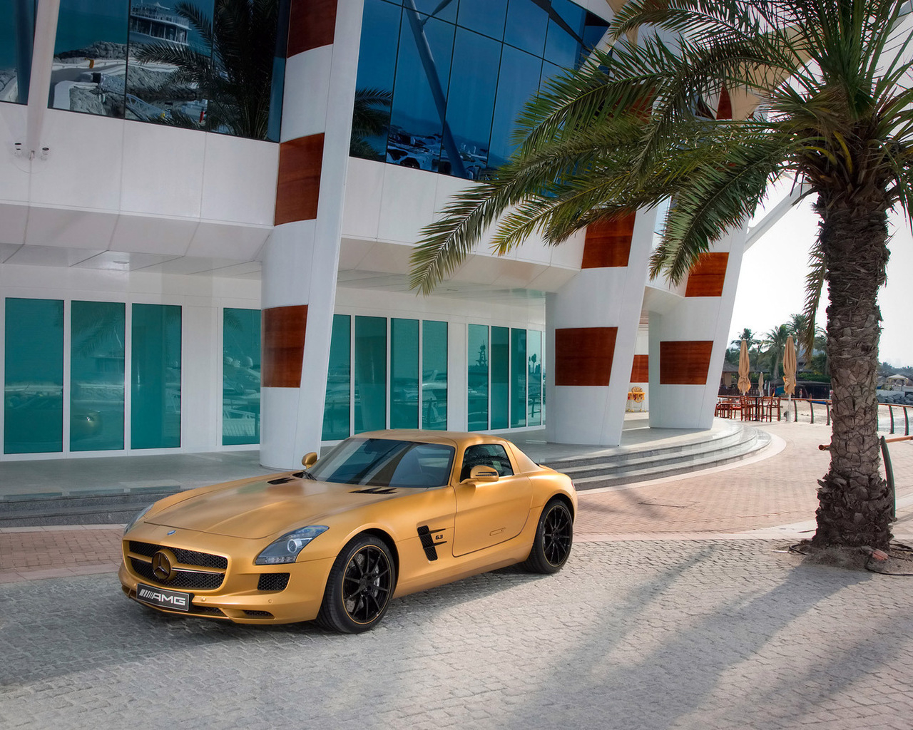 Mercedes Benz SLS AMG Desert Gold при входе