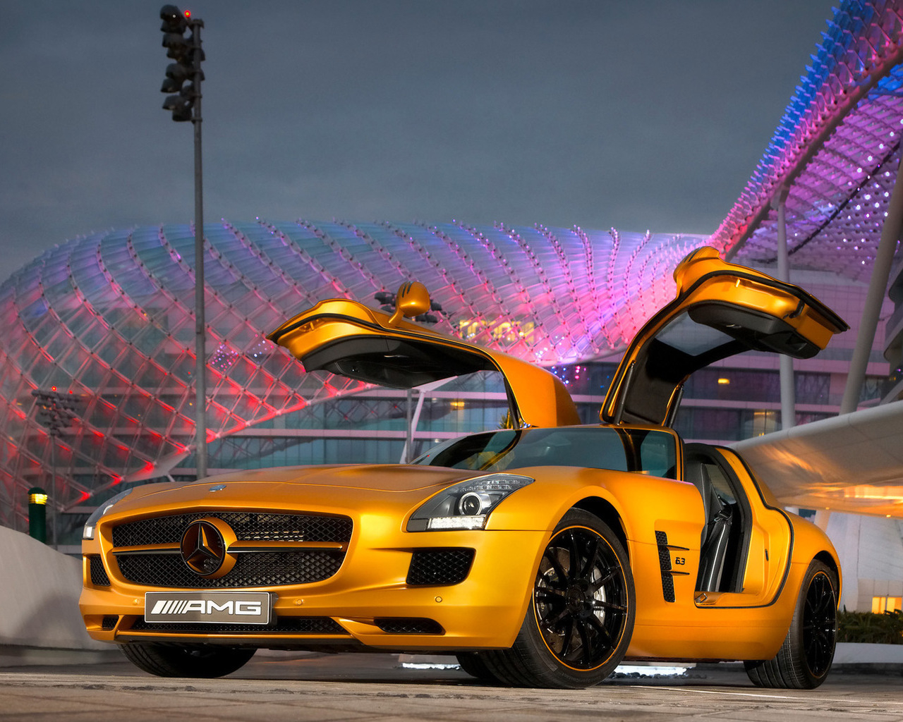 Benz SLS AMG Desert Gold с широко раскрытыми крыльями