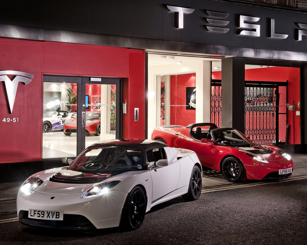 Tesla Roadster возле автосалона