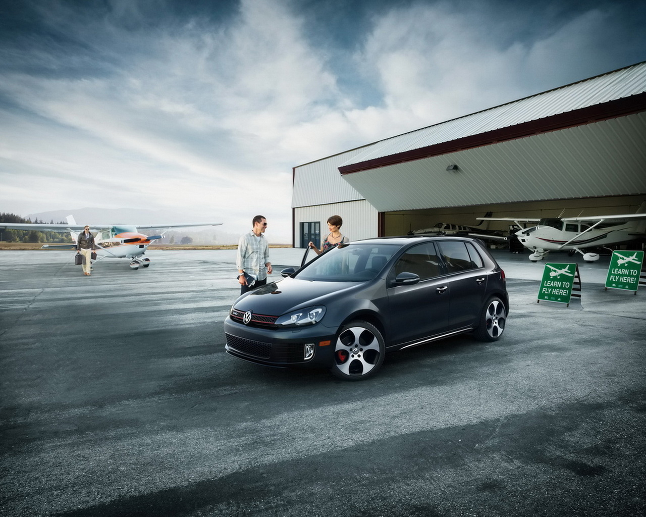 Волксваген Гольф на аэродроме