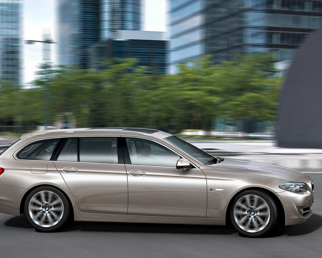 БМВ 5 Серии двигаясь по городу