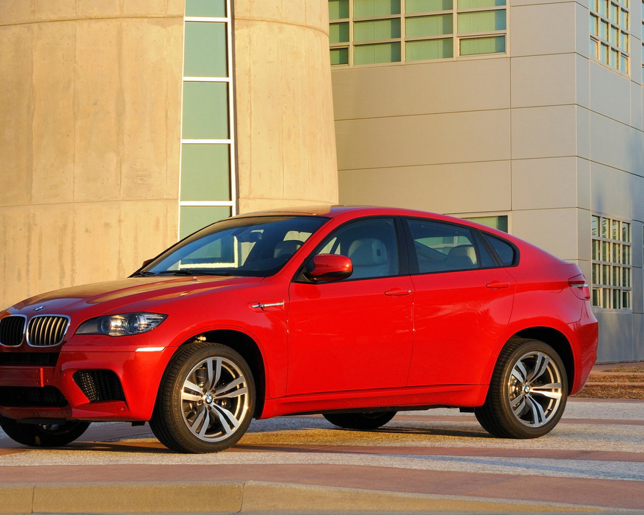 БМВ Х6 возле завода