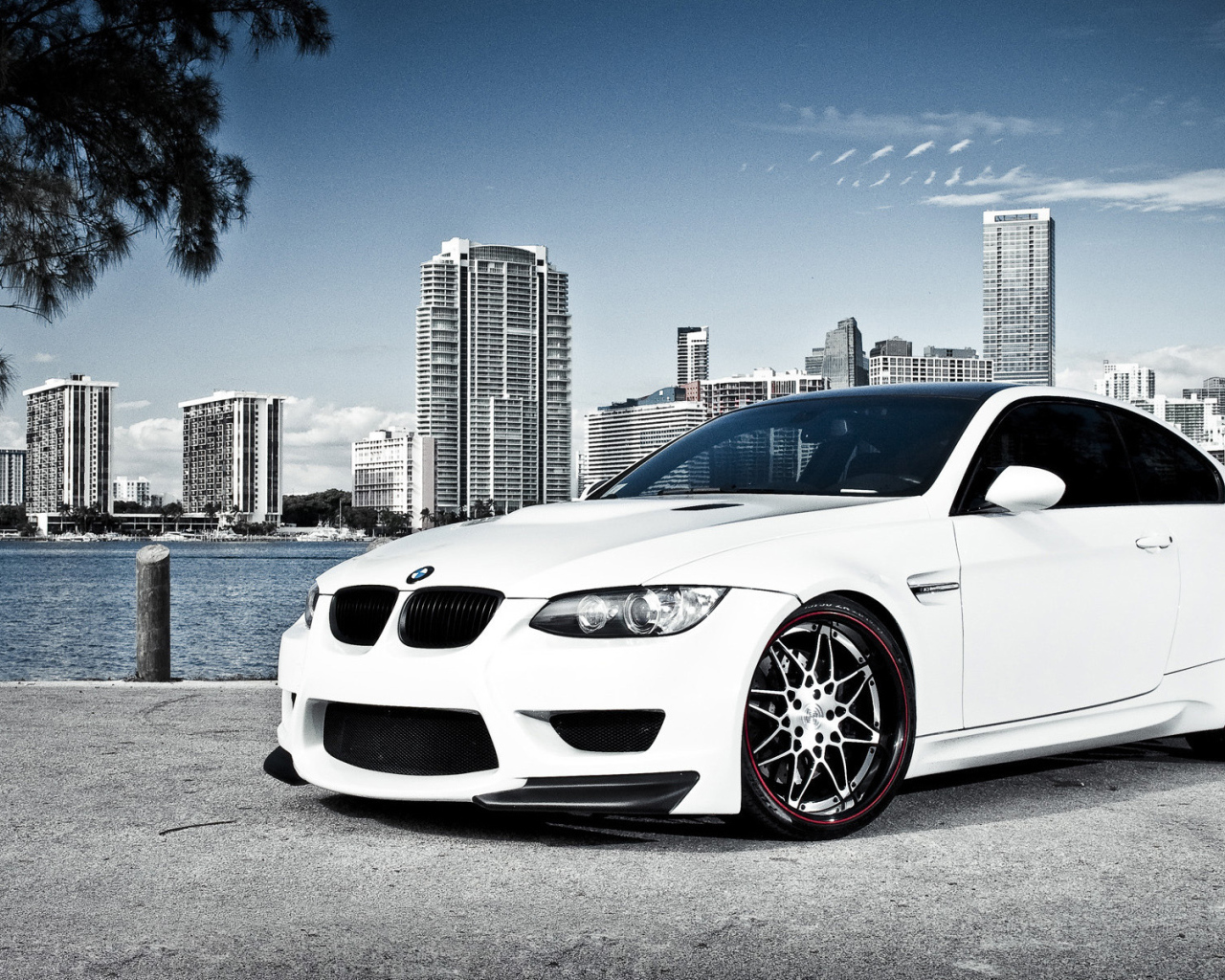 белый БМВ М3