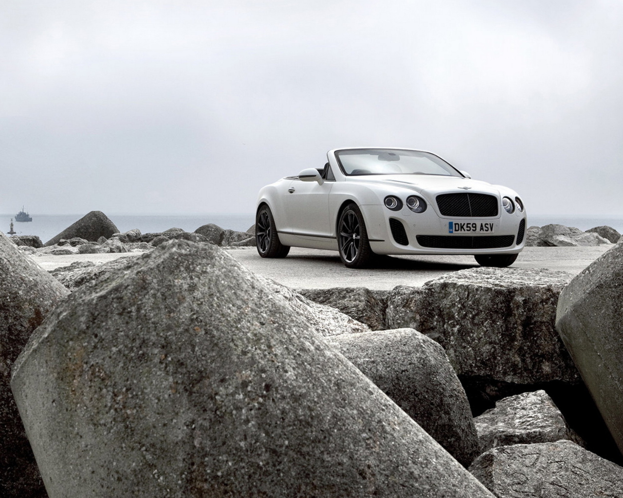 Bentley Continental Supersports Convertible на каменном причале