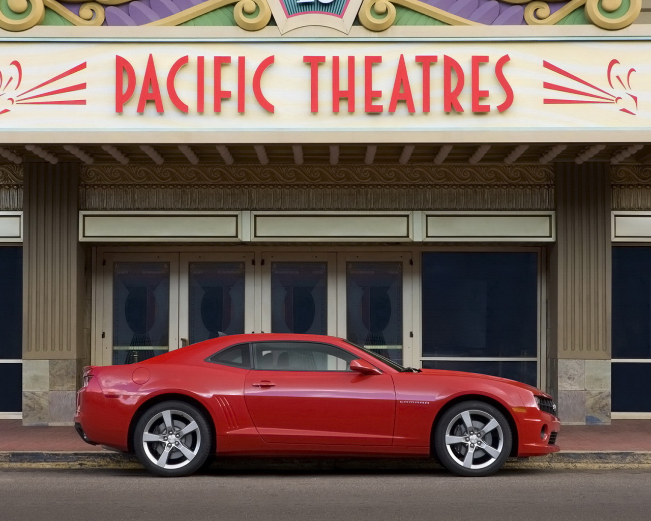 Красный Шевроле Камаро