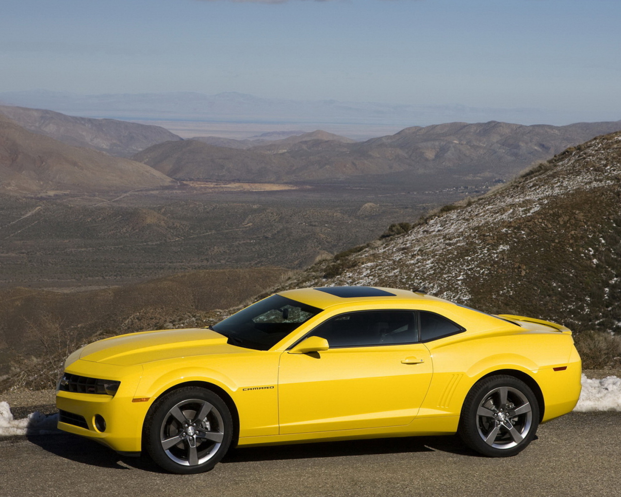 Желтый Шевроле Камаро 2011