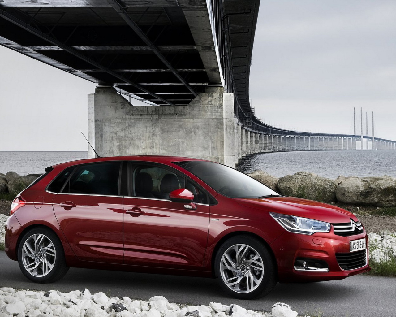 Ситроен С4 под мостом