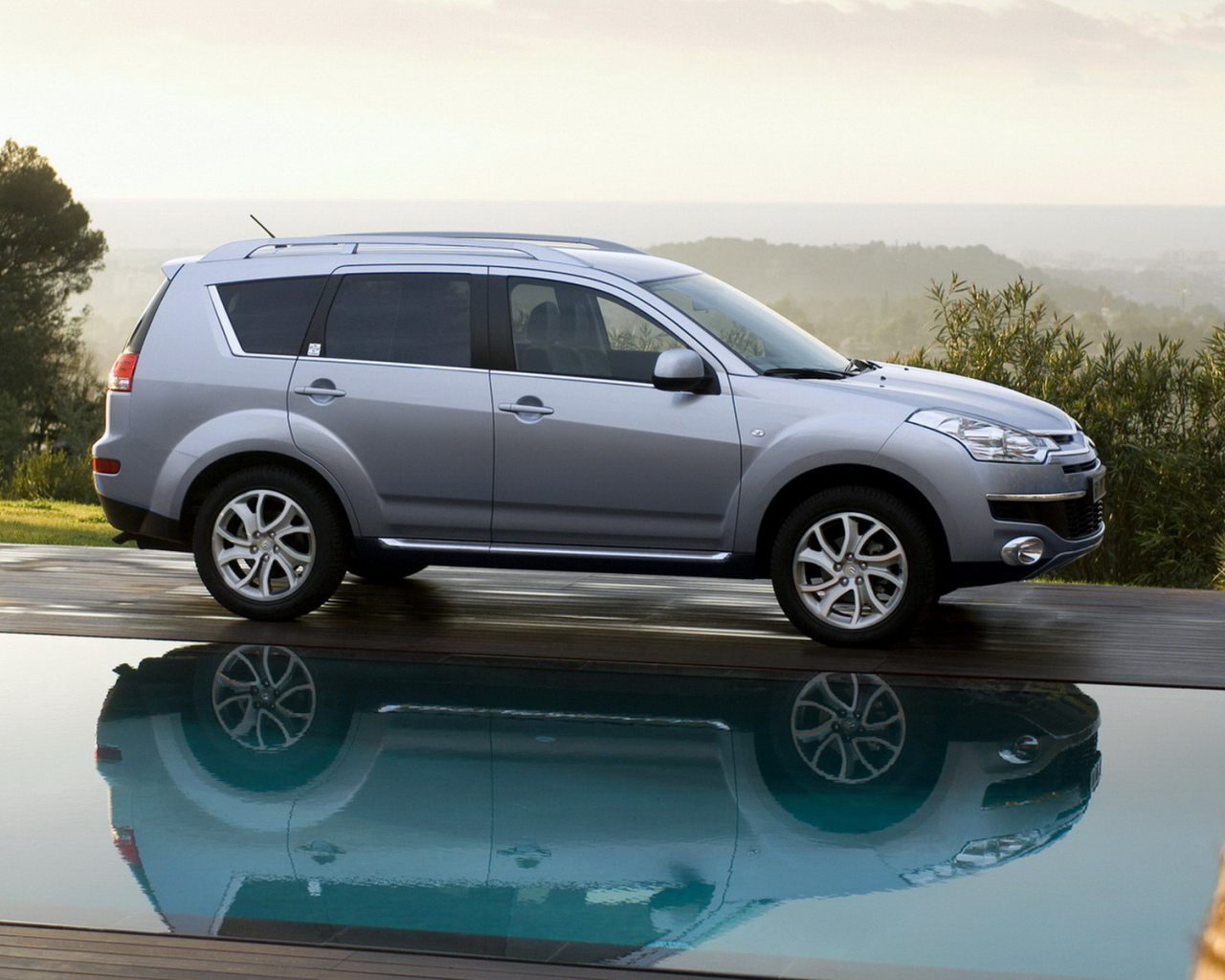 Ситроен С Кроссер возле бассейна