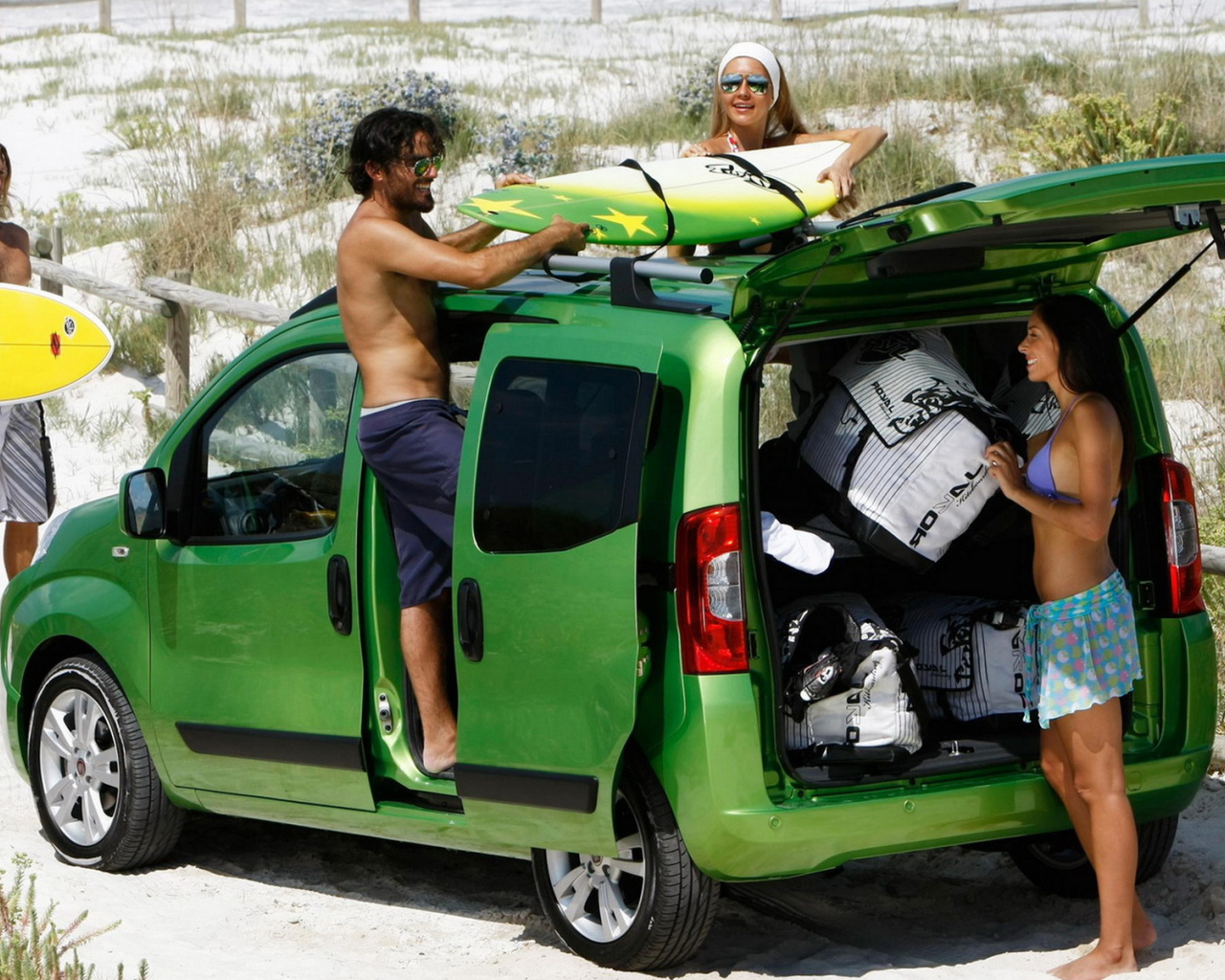 Фиат Фиорино рызграужаясь на пляже