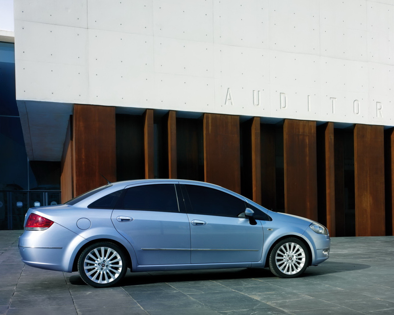 Фиат Линеа голубого цвета