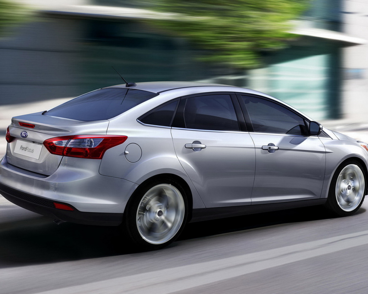 Форд Фокус Седан в движении 2011