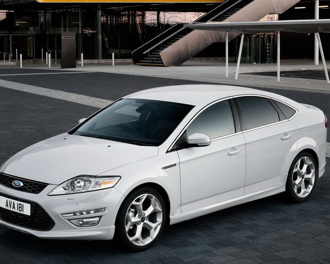 Белый Форд Мондео 2011