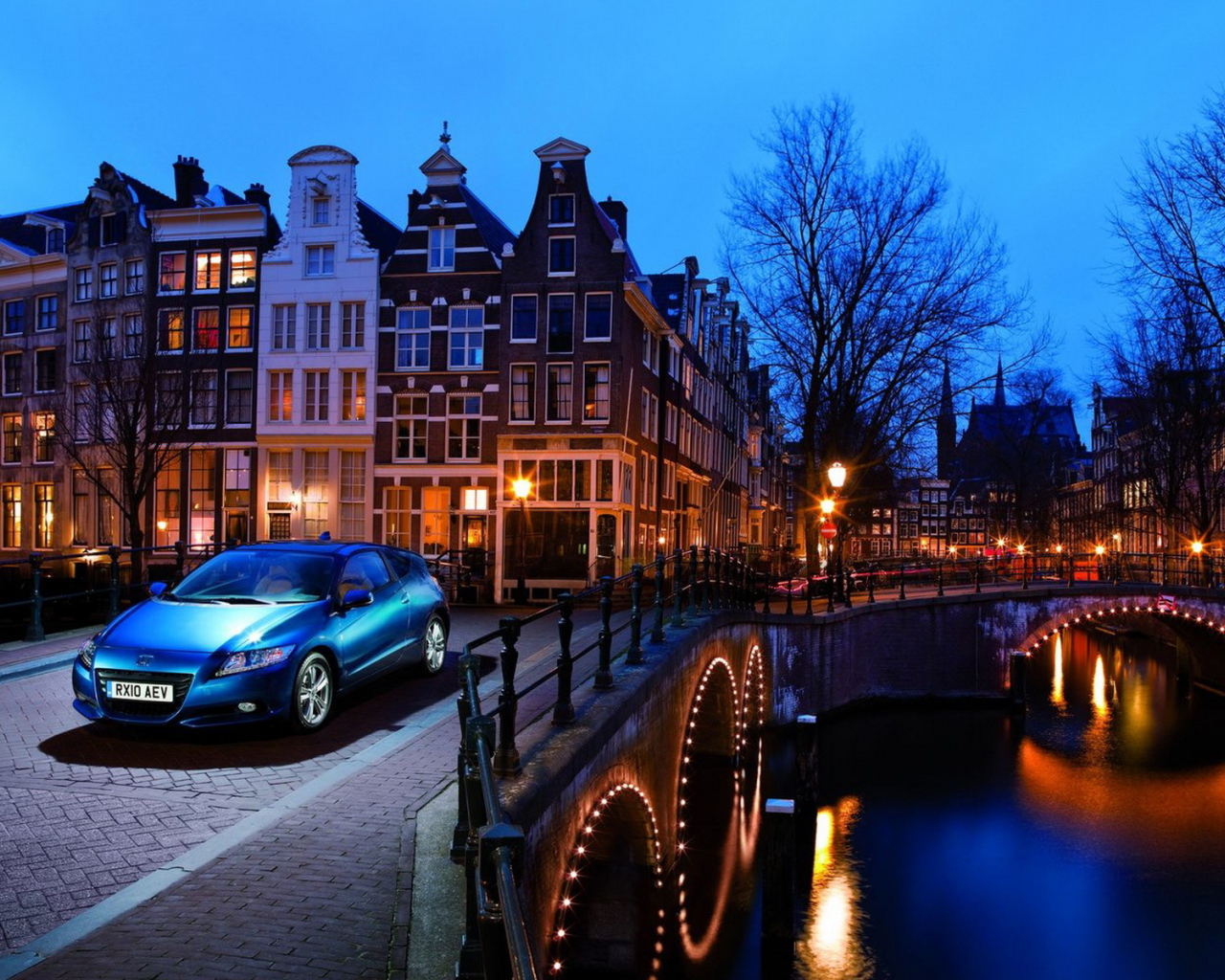 Хонда СR-Z в вечернем городе