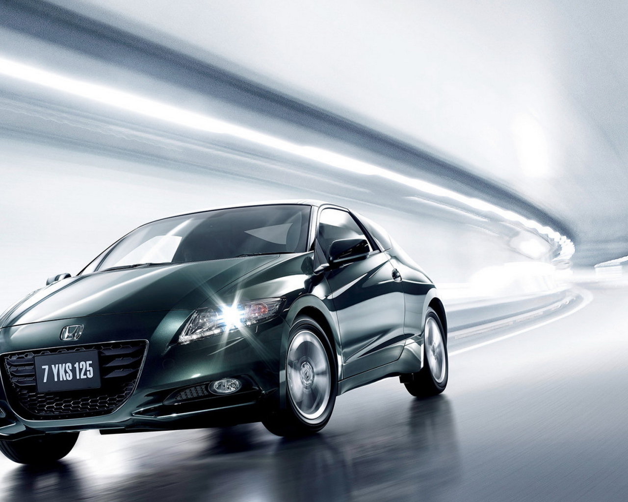 Honda CR-Z в туннеле