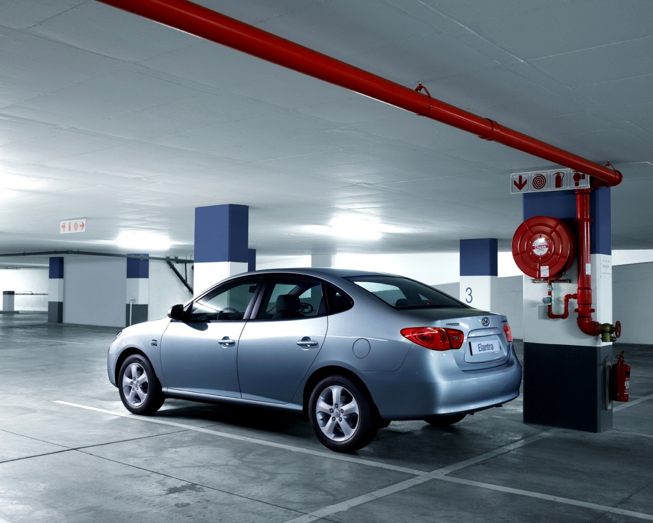 Хендай Элантра в подземном гараже