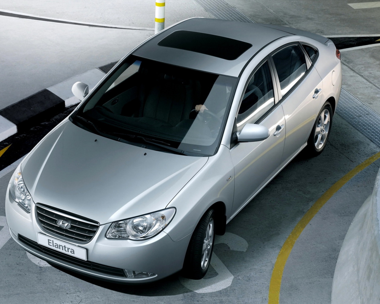 Хендай Элантра выезжая из паркинга