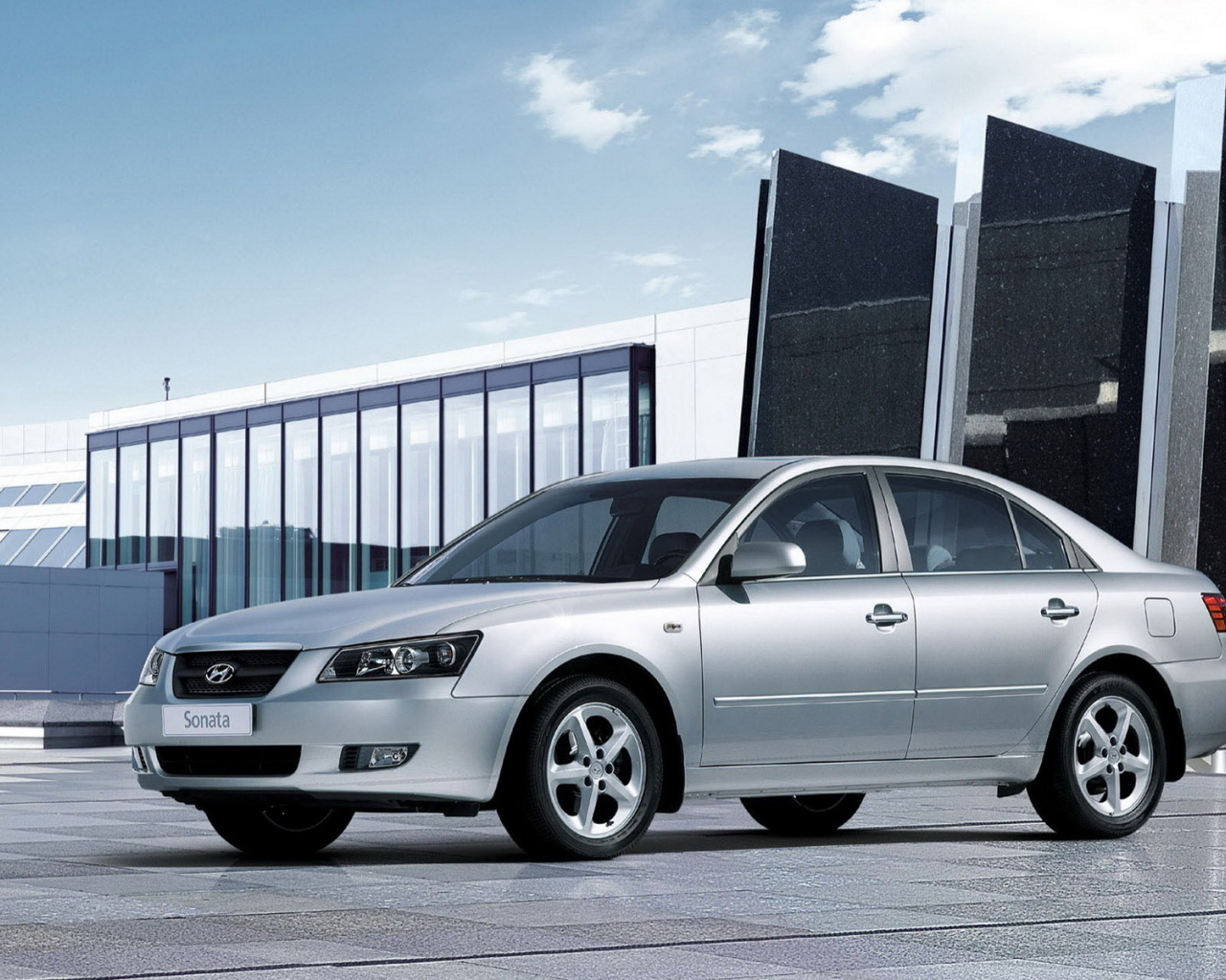 Хендай Соната на паркинге