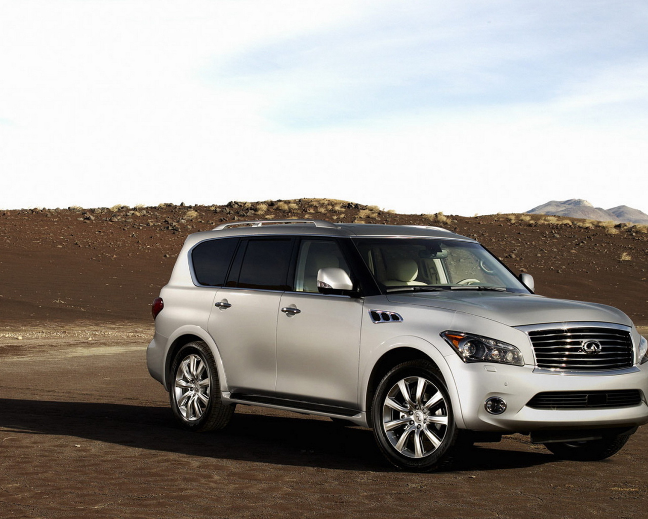 Инфинити QX в пустыне