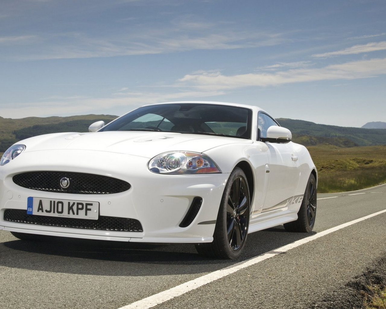 Новый Ягуар-XKR в движении