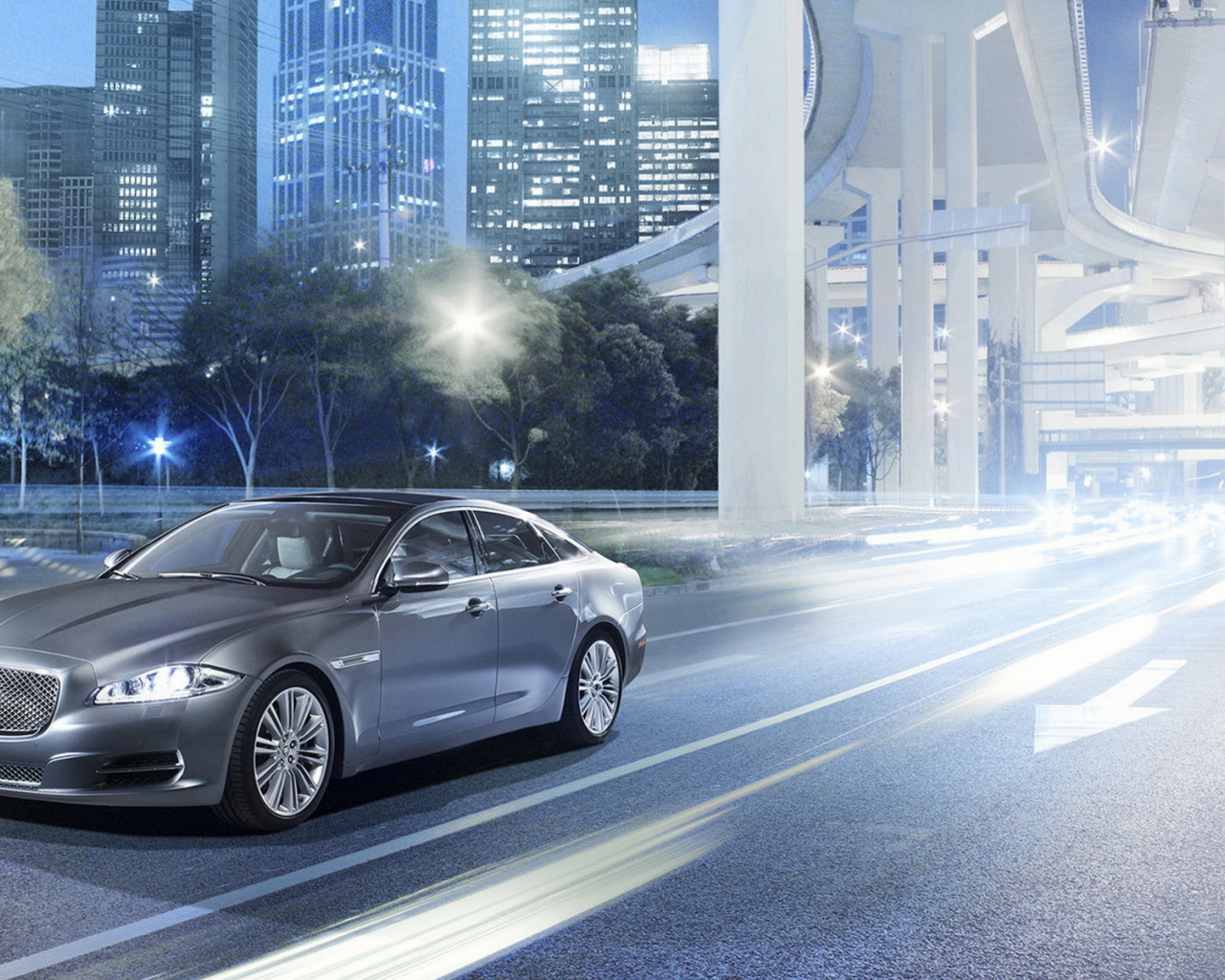 Jaguar XJ на улицах города