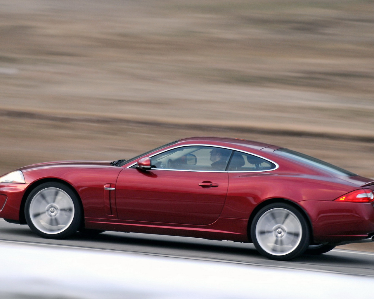 Ягуар XK в движении