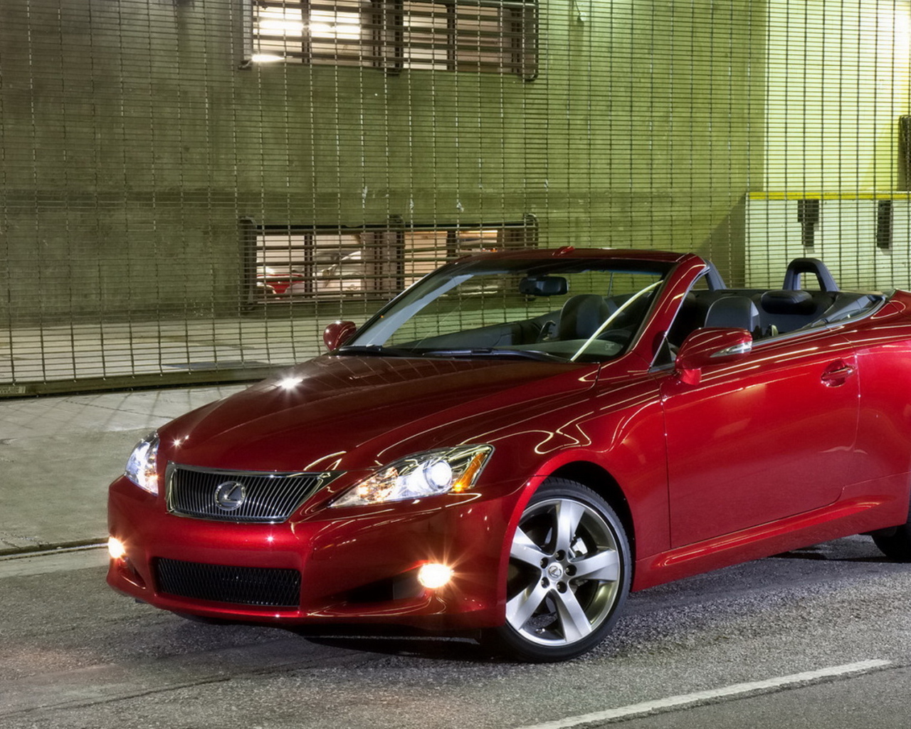 Лексус IS-350C в красном цвете
