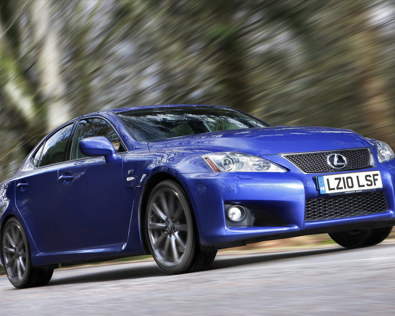 Лекcус IS-F в движении