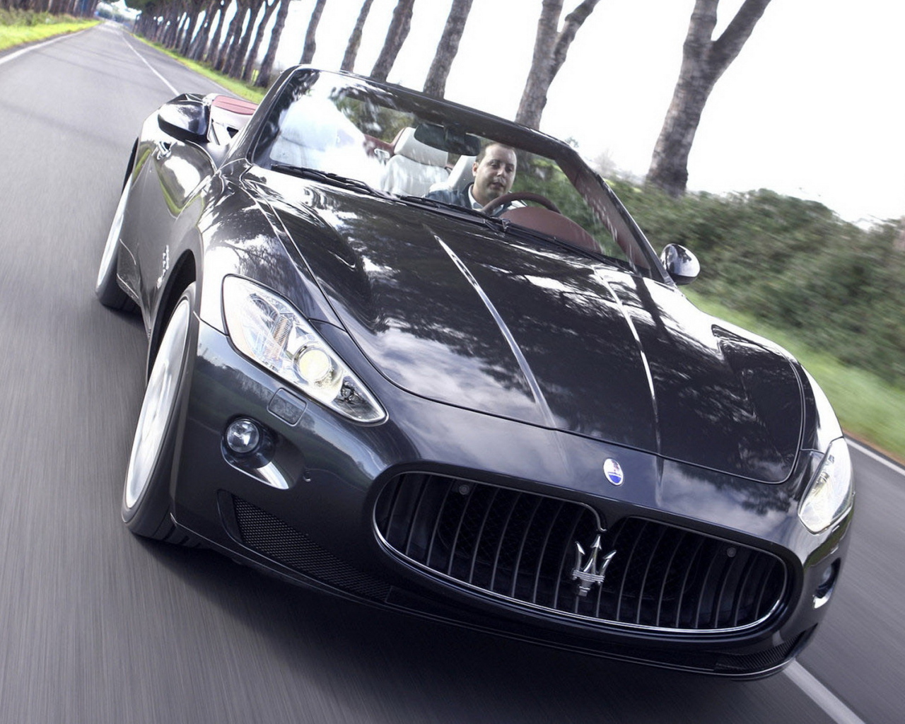 Мазерати ГранКабрио движение в даль