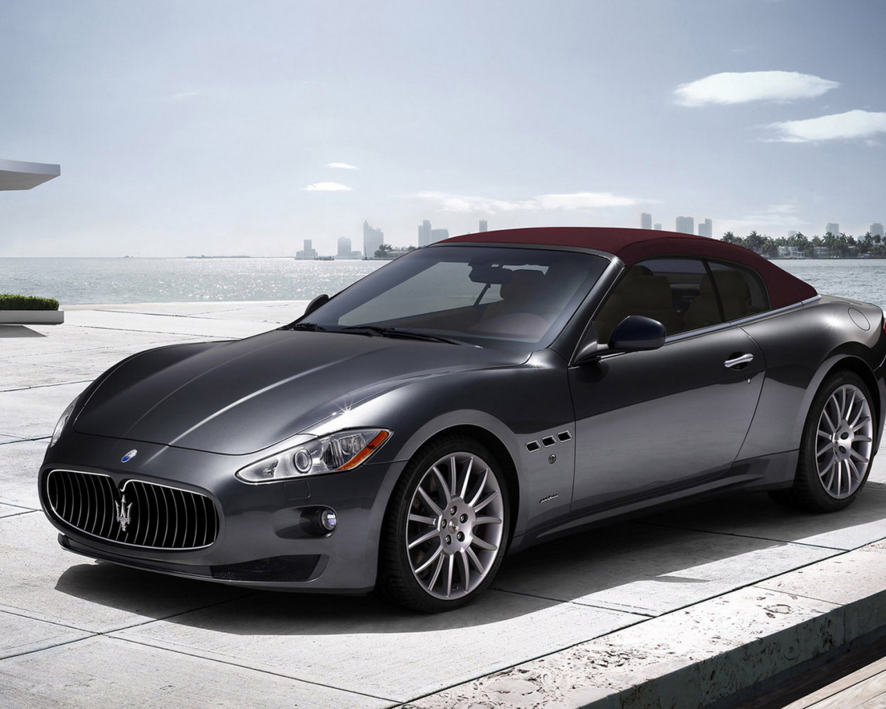 Maserati GranCabrio на причале