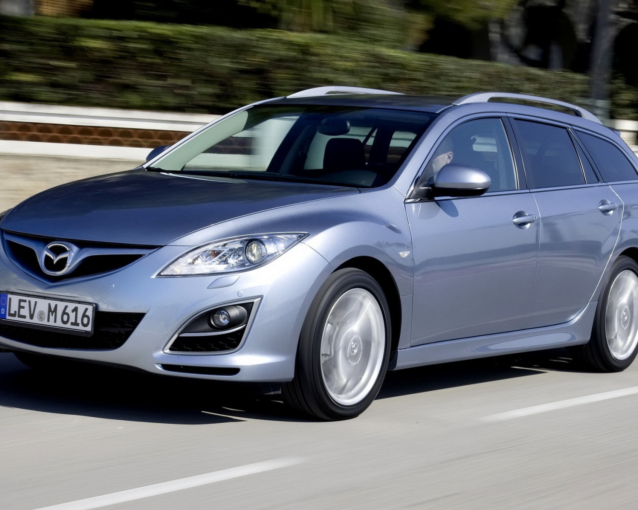 Мазда 6 универсал в движении