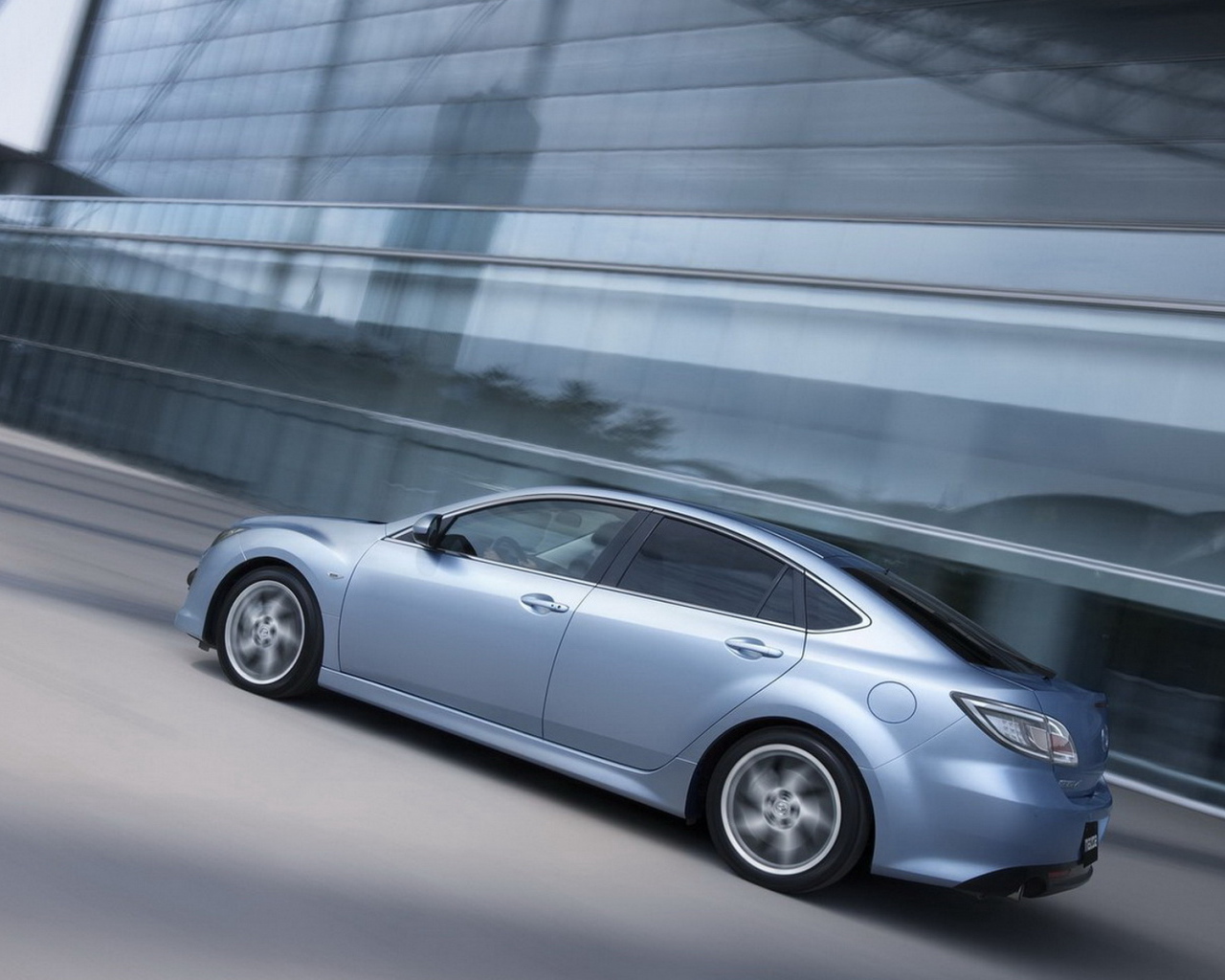 Мазда 6 в большом городе