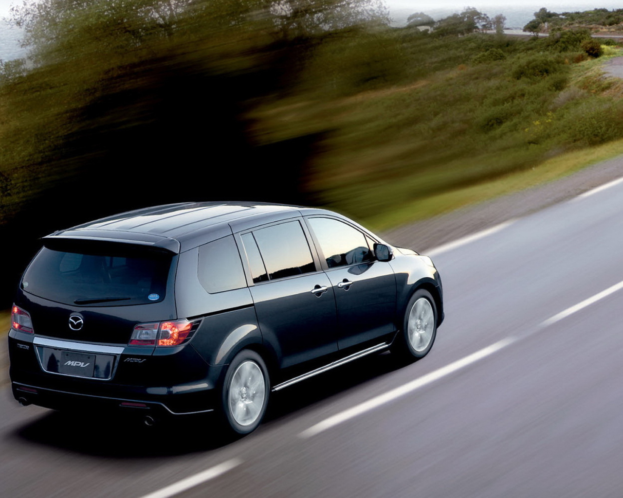 Мазда MПВ движение вперед