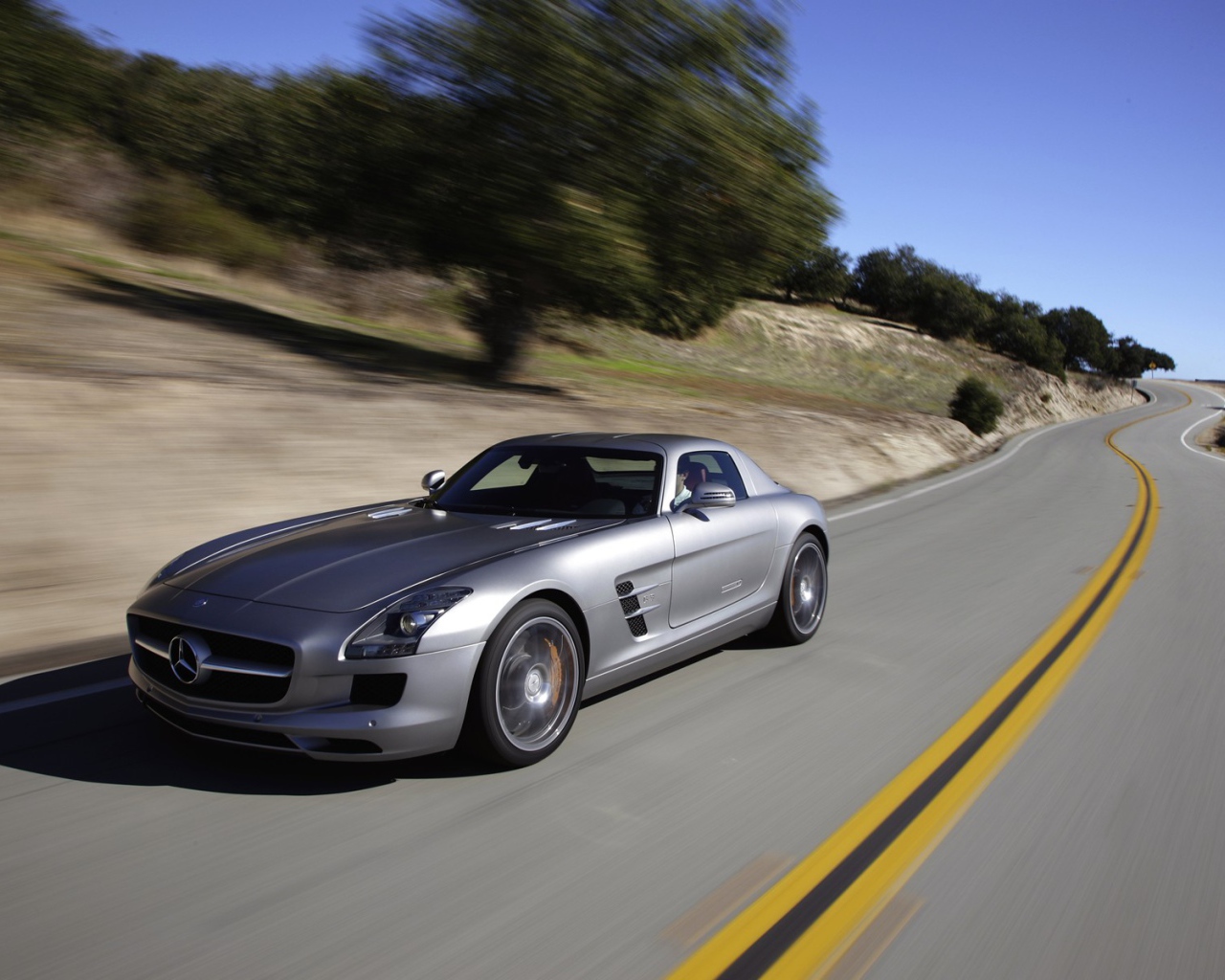 Серый Мерседес на дороге