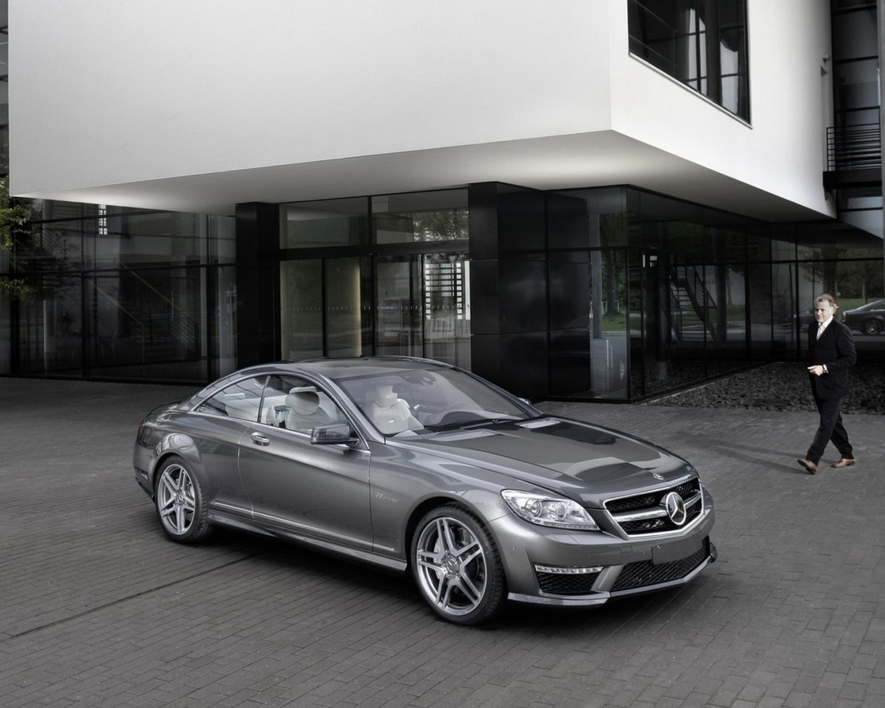 Инновационные технологии Мерседес Бенц CL63 AMG