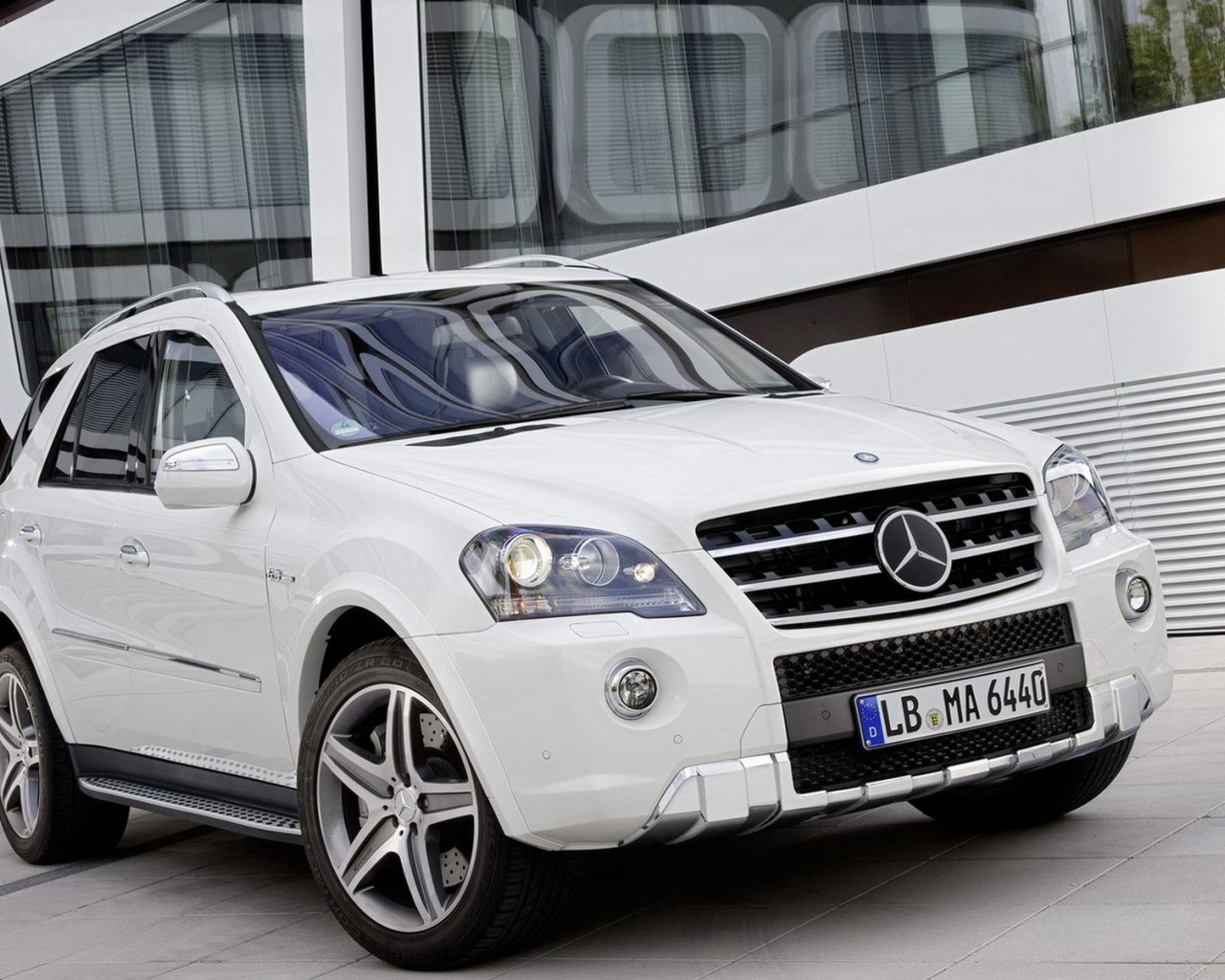 Mercedes-Benz-ML 63 AMG 2011