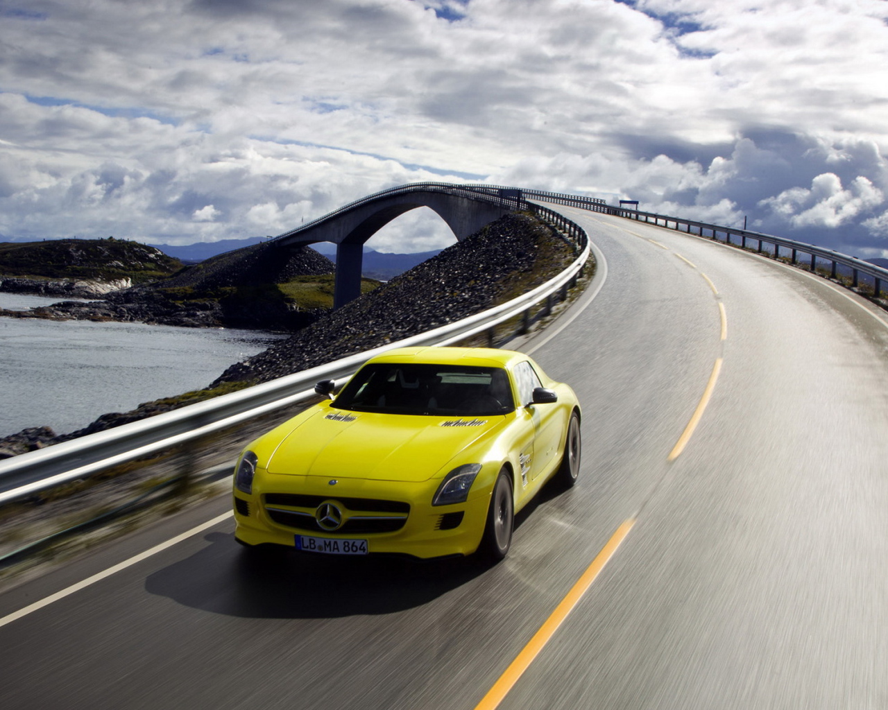 Мерседес Бенц SLS AMG