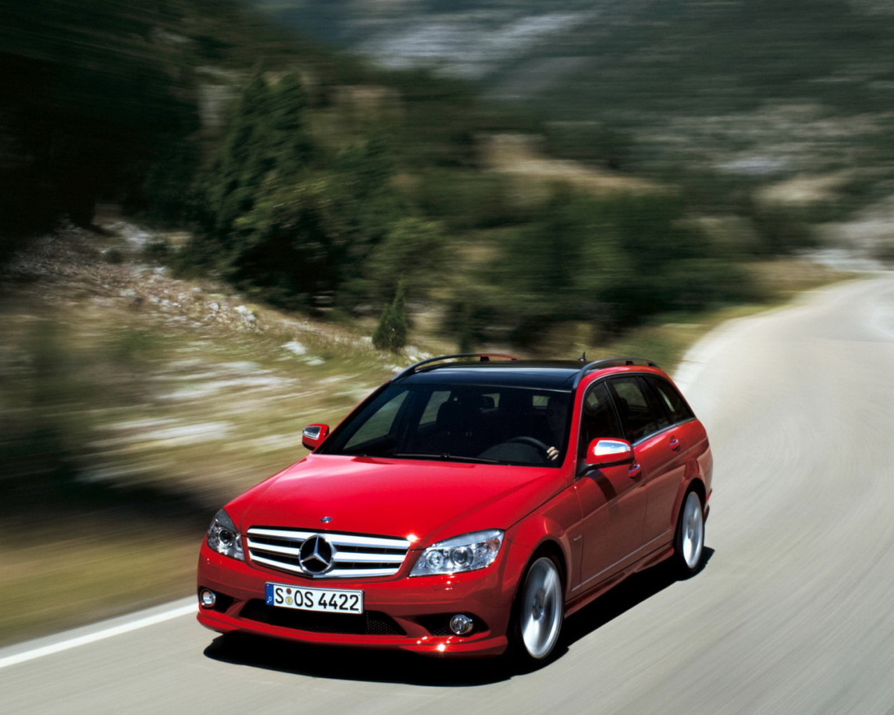 Mercedes Benz C 350 Estate на вьющейся дороге