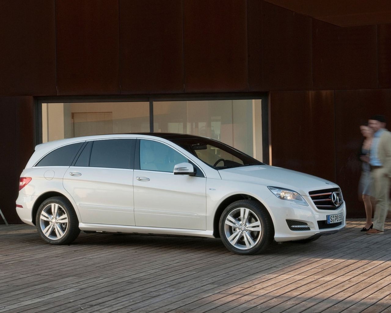 Мерседес Бенц Р класс дожидаясь начала движения