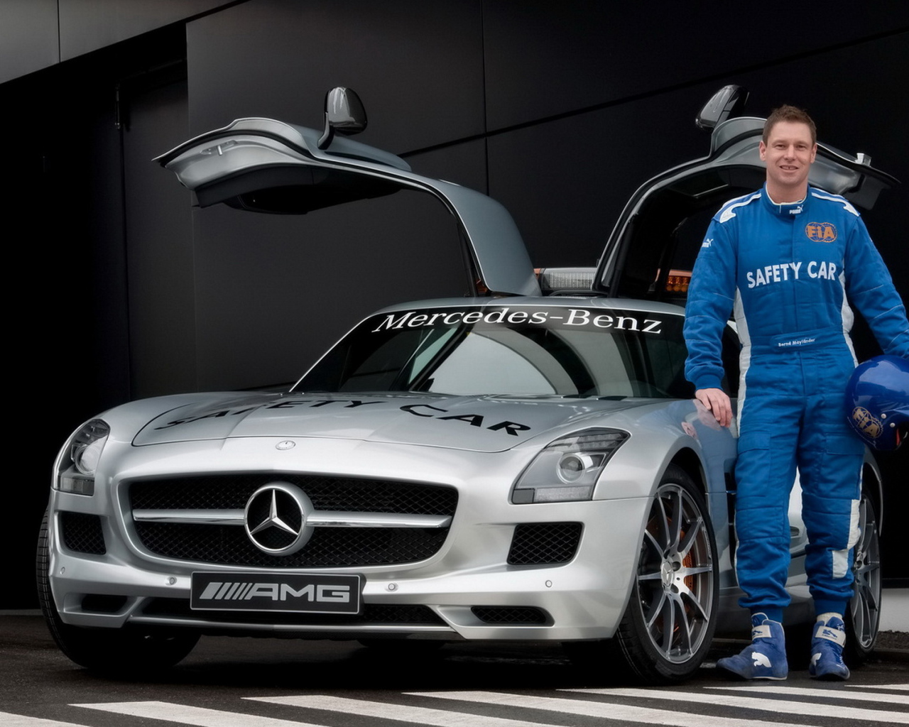 Mercedes Benz SLS AMG F1 перед треком