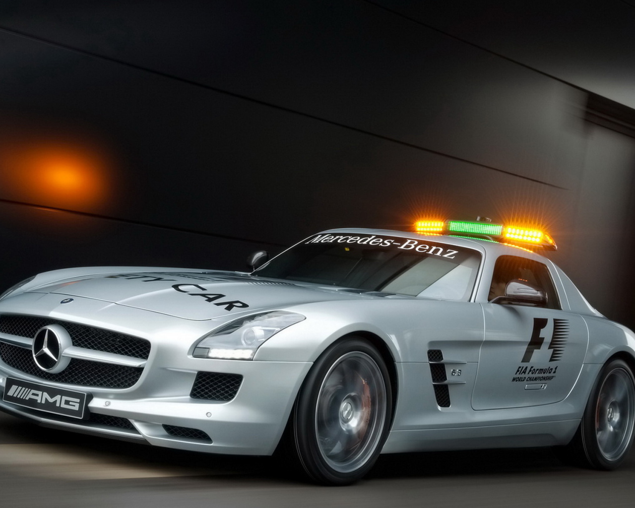 Mercedes Benz SLS AMG F1 выезжая с паркинга